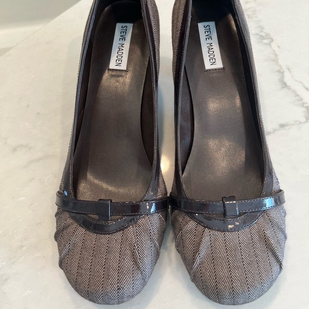 Brown herringbone fabric pumps by Steve Madden